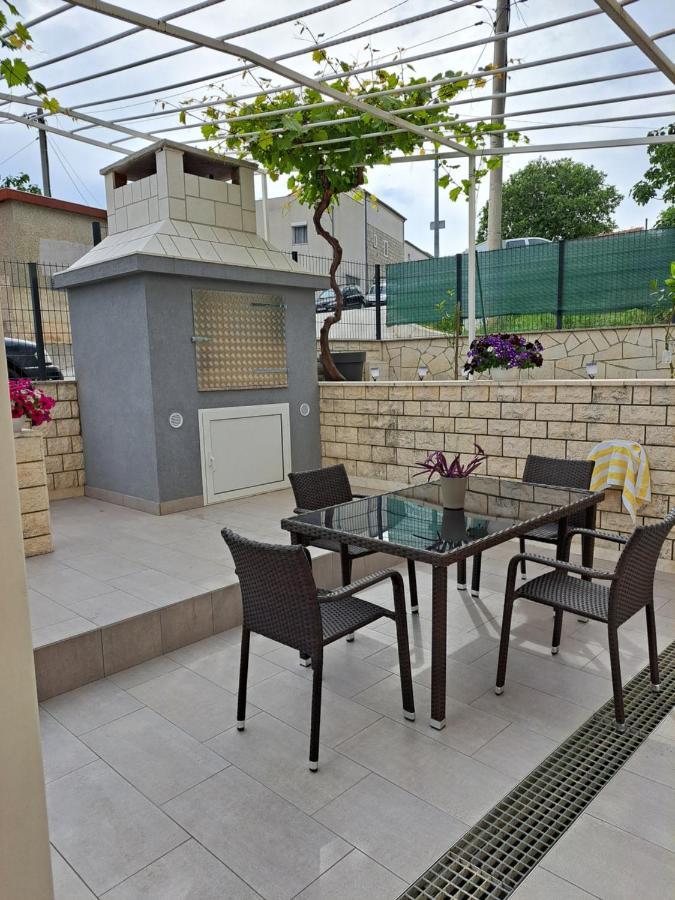 Apartment Deni Солин Екстериор снимка